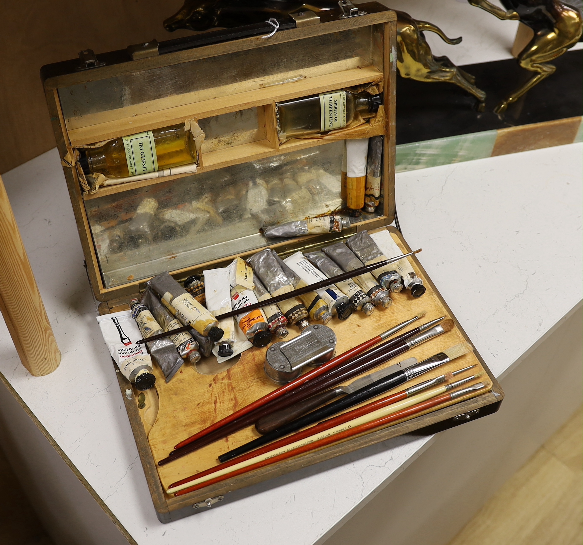 An easel and paintbox